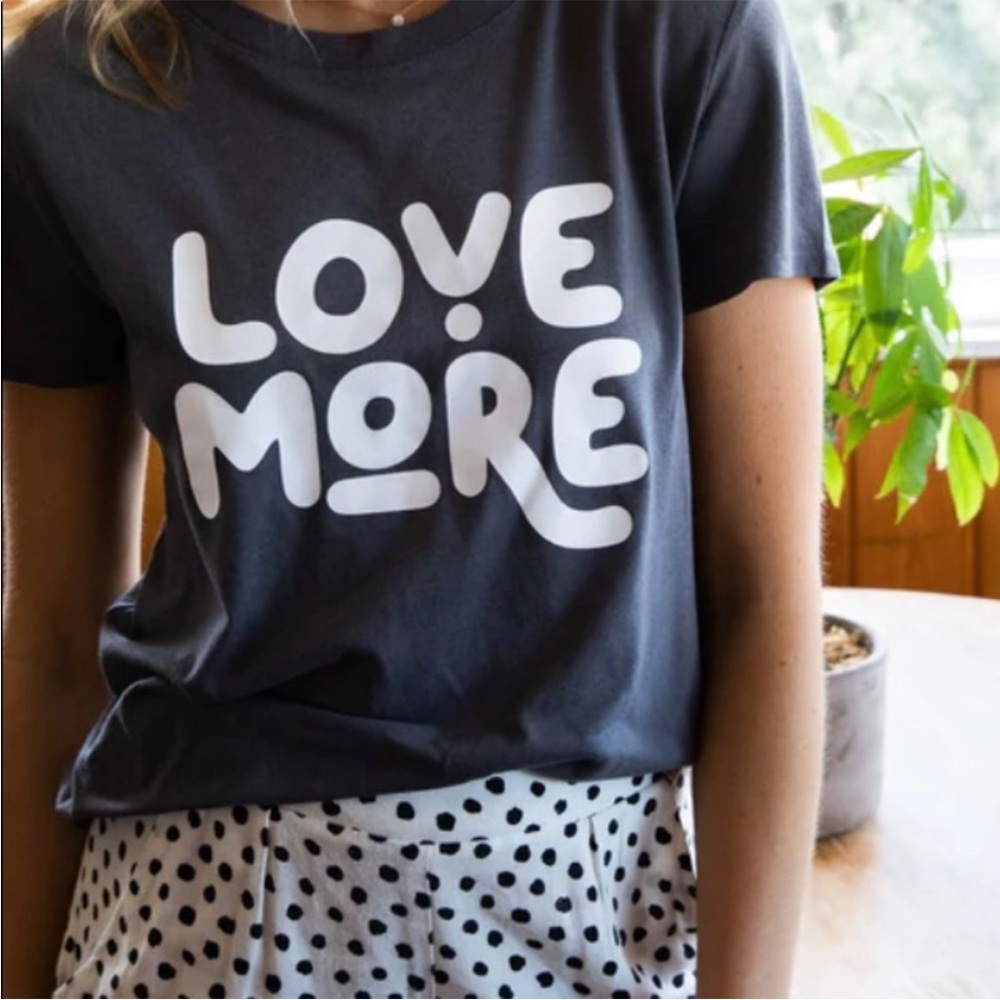 LOVE MORE TEE Sz xs